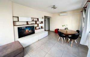 a living room with a table and a fireplace at DEPARTAMENTO pleno centro MAR DEL PLATA in Mar del Plata