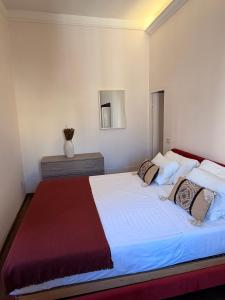 Un dormitorio con una cama grande con dos almohadas. en Casa Mia Trastevere, en Roma