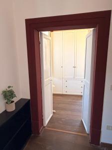 una puerta abierta a una habitación con armario en Casa Mia Trastevere, en Roma 2 fotos más