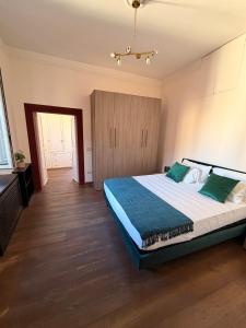 Un dormitorio con una cama grande en una habitación. en Casa Mia Trastevere, en Roma