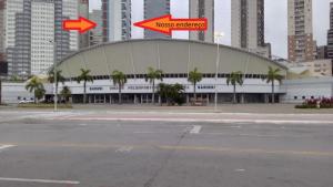a large building in a city with a red arrow at Flat Novo1 - Café, Cama Queen, Ar, Estac e Internet in Barueri