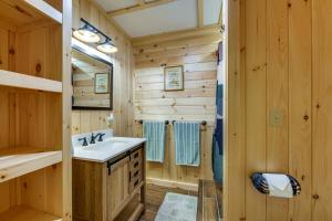 Koupelna v ubytování Spacious Cabin on Silver Lake Hike and Ski! + 37 fotografií