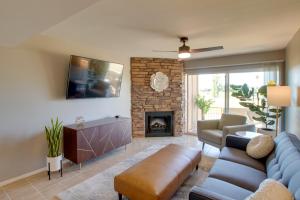 スコッツデールにあるFirst-Floor Condo with Golf Course Views and Pool!のソファと暖炉のあるリビングルーム