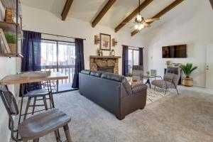 ein Wohnzimmer mit Sofa und Tisch in der Unterkunft Forest-View Balcony Pinetop-Lakeside Condo in Pinetop-Lakeside
