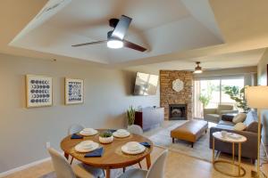 スコッツデールにあるFirst-Floor Condo with Golf Course Views and Pool!のリビングルーム(テーブル、椅子、暖炉付)
