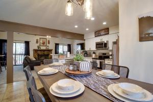 ein Esszimmer und eine Küche mit Tisch und Stühlen in der Unterkunft Forest-View Balcony Pinetop-Lakeside Condo in Pinetop-Lakeside