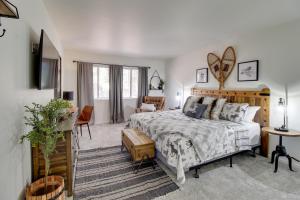 ein Schlafzimmer mit Bett und ein Wohnzimmer in der Unterkunft Forest-View Balcony Pinetop-Lakeside Condo in Pinetop-Lakeside