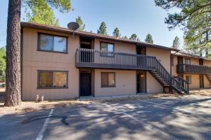 ein Haus mit einem Baum davor in der Unterkunft Forest-View Balcony Pinetop-Lakeside Condo in Pinetop-Lakeside