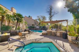 スコッツデールにあるFirst-Floor Condo with Golf Course Views and Pool!の裏庭(プール、テーブル、椅子付)
