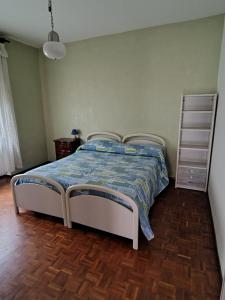 a bedroom with a bed and a book shelf at agrifoglio in Borgofranco dʼIvrea