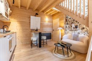 a living room with a couch and a table at Lovely - Duplex by PRIM0 C0NCIERGERIE in Chamalières