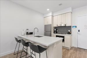 Kuchyň nebo kuchyňský kout v ubytování Walk to Deer Valley Resort Adjoining Condo Rooms