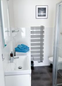 Koupelna v ubytování Sea View Escape for Two Rewal - Baltic Harbour Apartments + 5 fotografií