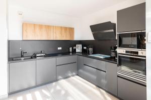 Afbeelding uit fotogalerij van Le Penthouse de 220m2 - Jacuzzi - 3 Parkings - Climatisation - Terrasse in Menton