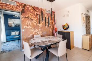 Afbeelding uit fotogalerij van Le Penthouse de 220m2 - Jacuzzi - 3 Parkings - Climatisation - Terrasse in Menton