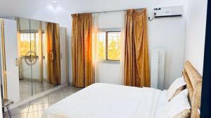 a bedroom with a bed and a window and a mirror at Tulivu Rëcc in Nditarh