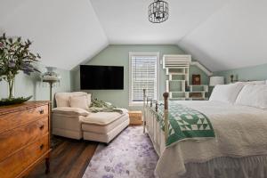 Ένα ή περισσότερα κρεβάτια σε δωμάτιο στο Downtown Cottage Early Check-in Loads of Amenities