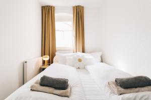 Ένα ή περισσότερα κρεβάτια σε δωμάτιο στο Creekside Colors - Playful Apartment