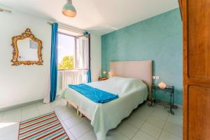 Un dormitorio con una cama, una ventana y un espejo. en Côté cour, en Rasteau 33 fotos más