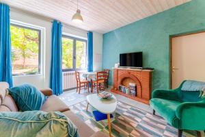 Una sala de estar con un sofá y una chimenea. en Côté cour, en Rasteau