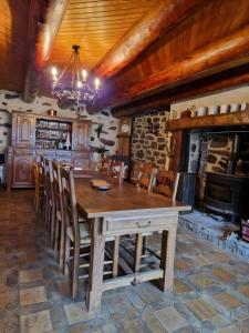 Un comedor con mesa y sillas de madera. en Chez Félicie - 2 grands gîtes, en Albepierre