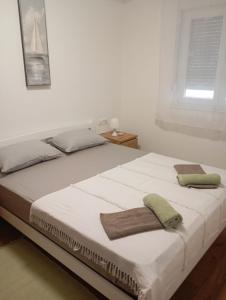 um quarto com uma cama com duas toalhas em Charming sparcle in Dalmatia em Zadar