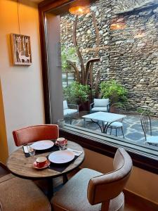 a room with a table and chairs and a window at Hotel Boutique La Neu in Benasque