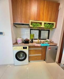una cocina con lavadora y lavadora en The Clover Homestay 4, en Gelang Patah