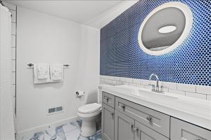 Ένα μπάνιο στο Cabana Beach 5 3BR Condo Just Steps from the Ocean
