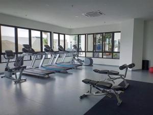 una palestra con una fila di tapis roulant e macchine di I-City I-Soho Homestay at Shah Alam by Landmark a Shah Alam