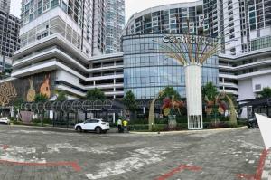 un'auto parcheggiata in un parcheggio di fronte a un edificio di I-City I-Soho Homestay at Shah Alam by Landmark a Shah Alam