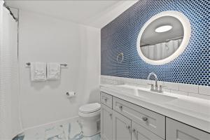 Ένα μπάνιο στο Coastal Escape 3BR Condo w Porch Steps to Sand +17 φωτογραφίες