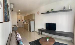 un soggiorno con un divano e un tavolo di I-City I-Soho Homestay at Shah Alam by Landmark a Shah Alam