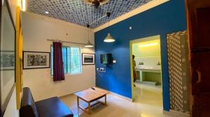 a living room with a table and a blue wall at Green Tree Inn 