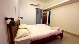 a bedroom with a bed in a room with a window at Green Tree Inn  +4 photos