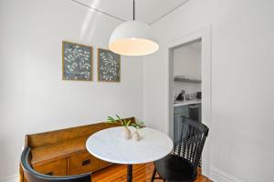 Un comedor con una mesa y sillas blancas. en The Adaline - Entire Complex In Hyde Park, en Tampa