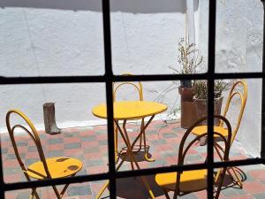 グアレグアイチュにあるcostanera houseのテーブルと椅子、黄色のテーブルと椅子