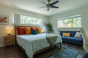 Postel nebo postele na pokoji v ubytování Overlooking Marina del Rey sailboats, is Green Ginger Playa Del Rey on the bluff, + 98 fotografií