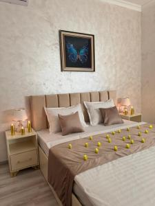 Toshkent-Passajir BekatiにあるAstoria Innのベッドルーム1室(キャンドル付きベッド2台付) +18枚の写真