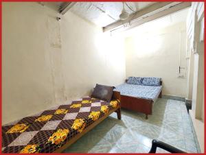 Ένα ή περισσότερα κρεβάτια σε δωμάτιο στο HOTEL SHANT! GUEST HOUSE VARANASI - 1 Minutes Walking Distance From BABA VISHWANATH TEMPLE And ROOFTOP GANGA VIEW - #Wifi #Fully Air Conditioned & Spacious Rooms -Restaurant Foreigneꭈׁׅ Allowed - Best Budget Guest House In Varanasi +15 φωτογραφίες