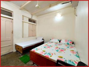 バラナシにあるHOTEL SHANT! GUEST HOUSE VARANASI - 1 Minutes Walking Distance From BABA VISHWANATH TEMPLE And ROOFTOP GANGA VIEW - #Wifi #Fully Air Conditioned & Spacious Rooms -Restaurant Foreigneꭈׁׅ Allowed - Best Budget Guest House In Varanasiの小さなベッドルーム(ベッド1台、小さな窓付)