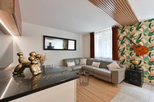 维勒班"La Casa verde" chic et cosy en hypercentre avec climatisation的客厅里有一张沙发和一张桌子。