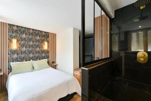 维勒班"La Casa verde" chic et cosy en hypercentre avec climatisation的卧室配有白色的床和黑色墙壁