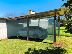 a car garage with a car parked in it at Lo de Toty 2 in Yapeyú
