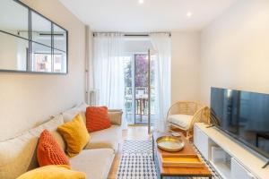 a living room with a couch and a flat screen tv at Acogedor apartamento ideal para familias in Barañáin