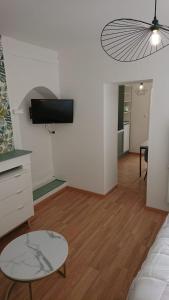TV a/nebo společenská místnost v ubytování Cosy appartement 45m2 vu et accès jardin commun