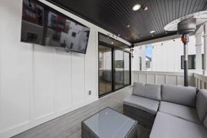 コロンバスにあるShort North Convention King Bed Free Parking!のソファとテレビのあるリビングルーム