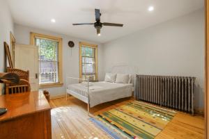 uma sala de estar com um sofá e um radiador em Spacious Historic 8-Bedroom Manor in Short North - Perfect for Large Groups em Milo