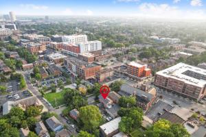 uma vista aérea de uma cidade com um sinal vermelho de paragem em Spacious Historic 8-Bedroom Manor in Short North - Perfect for Large Groups em Milo