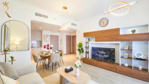 Χώρος καθιστικού στο Zenith 1BR Retreat in Yas Island